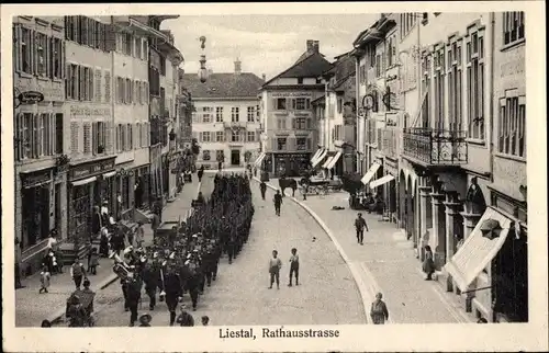 Ak Liestal Kanton Basel Land Schweiz, Rathausstraße, Militärparade