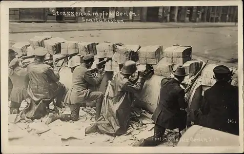 Foto Ak Berlin, Straßenkämpfe, Spartakisten, Barrikade