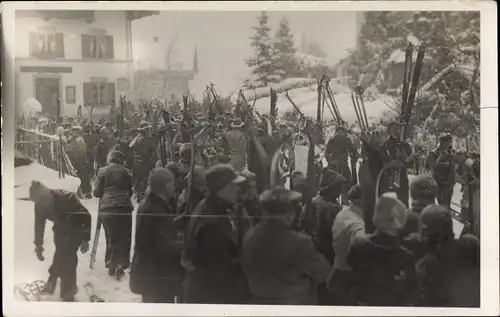 Foto Ak Unterwössen in Oberbayern, Winteransicht, Skifahrer