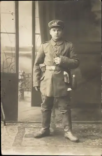 Foto Ak Deutscher Soldat in Uniform, Ausrüstung, Standportrait, Uhlenkrug