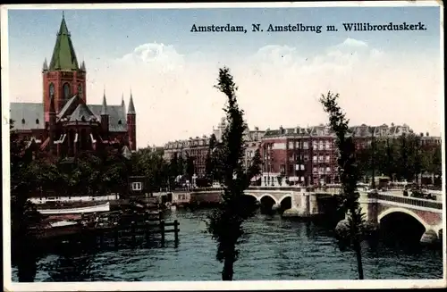 Ak Amsterdam Nordholland Niederlande, N. Amstelbrug m. Willibrorduskerk