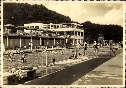 Ak Wiesbaden in Hessen, Weltkurstadt, Opelbad, Badegäste, Rutsche