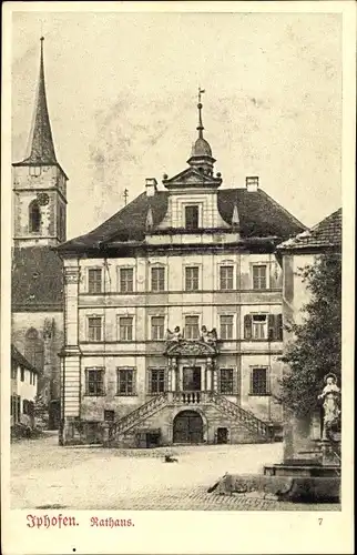 Ak Iphofen, Blick zum Rathaus mit Eingang, Statue