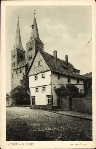 Ak Höxter in Nordrhein Westfalen, Straßenpartie mit Blick zur Kirche