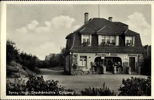 Ak Syrau Vogtland, Eingang zur Drachenhöhle, Gebäude, Platz
