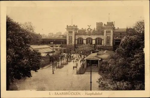 Ak Saarbrücken im Saarland, Die Straßenseite vom Hauptbahnhof