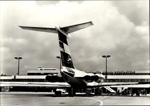 Ak Schönefeld bei Berlin, Interflug, Deutsches Passagierflugzeug, Iljuschin IL 62, Flughafen