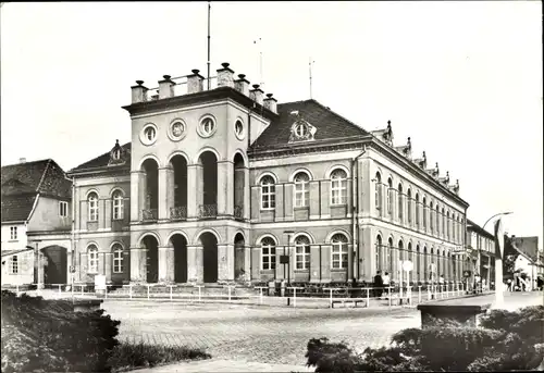 Ak Neustrelitz in Mecklenburg, Rathaus