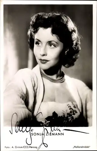Ak Schauspielerin Ziemann Sonja, mit Perlenkette, Autogramm