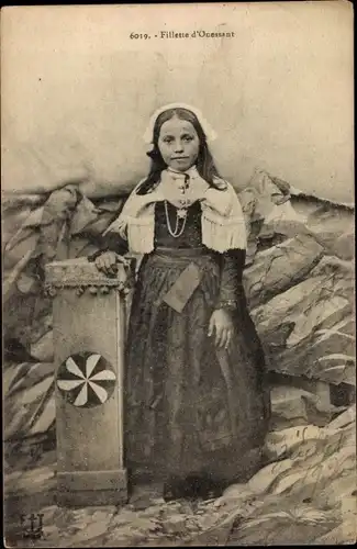 Ak Ouessant Finistère, Fillette, Mädchen in Tracht