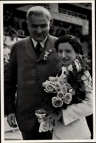 Sammelbild Olympia 1936, Florettfechterin Ilona Elek Schacherer mit ihrem Vater