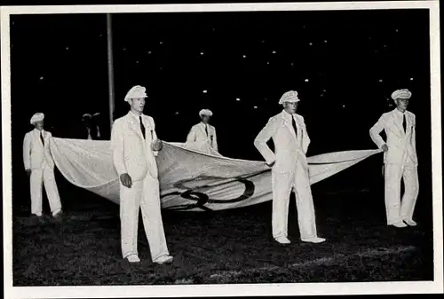 Sammelbild Olympia 1936, Einholung der olympischen Flagge durch deutsche Fünfkämpfer