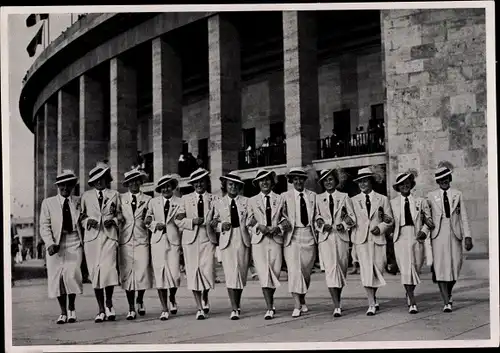 Sammelbild Olympia 1936, Ungarische Leichtathletinnen, Olympiastadion, Säulengang