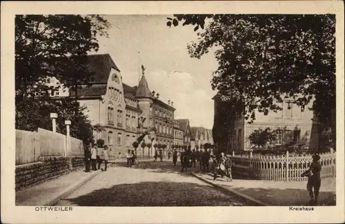 Ak Ottweiler im Kreis Neunkirchen Saarland, Kreishaus, Straßenpartie
