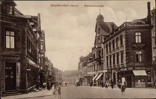 Ak Neunkirchen im Saarland, Bahnhofstraße, Gastwirtschaft, Handelsschule, Photograph Rob. Schumacher