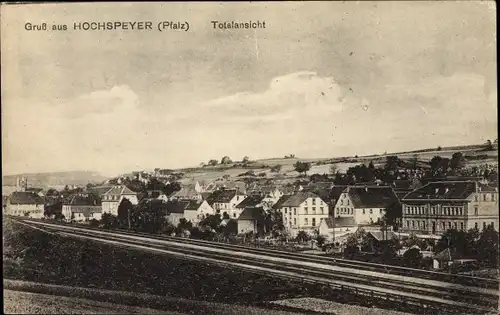 Ak Hochspeyer im Pfälzerwald, Totalansicht der Ortschaft, Bahnschienen