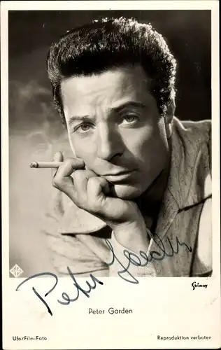 Ak Schauspieler Peter Garden, Portrait, Autogramm, Zigarette