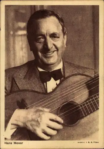 Ak Schauspieler Hans Moser, Portrait mit Gitarre