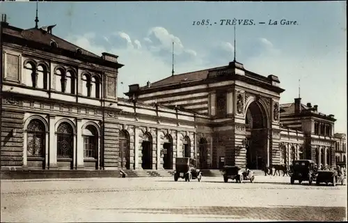 Ak Trier an der Mosel, Trèves, La Gare, Außenansicht, Fahrzeuge