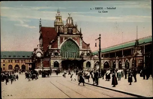 Ak Essen im Ruhrgebiet, Bahnhof, Außenansicht, Turm, Giebeldach, Passanten