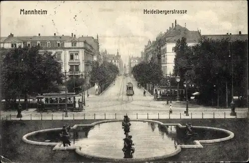 Ak Mannheim in Baden, Heidelbergstrasse, Brunnen, Straßenbahnen, Blick durch die Straße