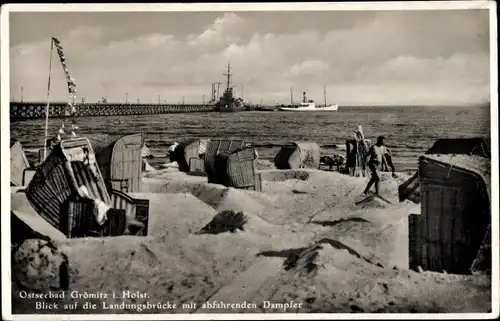 Ak Ostseebad Grömitz in Holstein, Landungsbrücke, abfahrender Dampfer, Strandkörbe