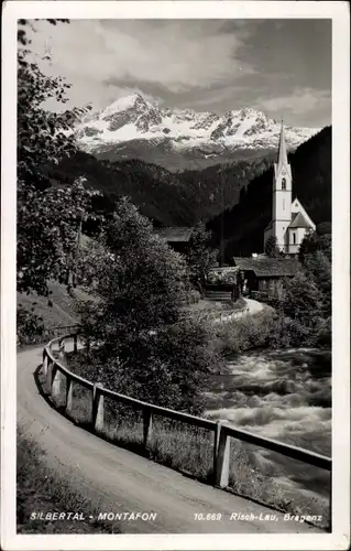 Ak Silberthal Silbertal Montafon Vorarlberg, Kirche vom Weg aus gesehen, Berge
