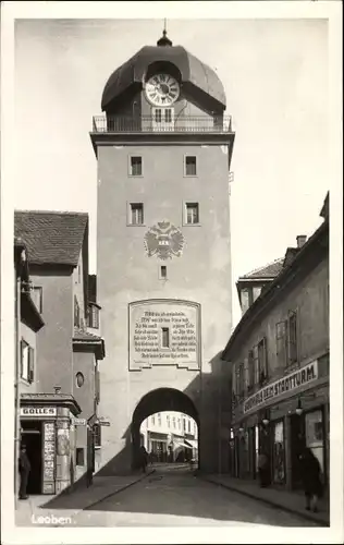 Ak Leoben Steiermark Österreich, Straßenpartie am Tor, Golles, Warenhaus beim Stadtturm