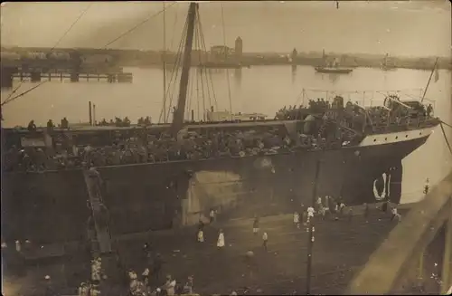 Foto Ak Auswanderschiff, Dampfer, Fahrgäste, Hafen