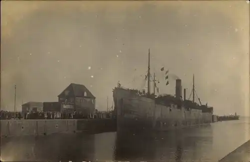 Foto Ak Auswanderschiff, Dampfer, Hafen