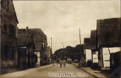 Foto Ak Schwegenheim in der Pfalz, Französische Soldaten im Ort