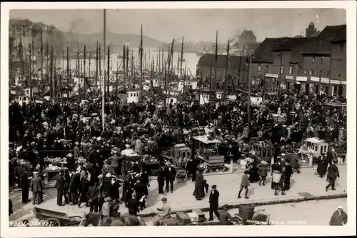 Ak Bergen Norwegen, Stadtansicht, Kutsche, Hafen, Boote, Passanten