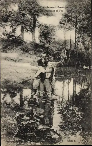 Ak La vie aux champs, Passage du gue, Mann trägt Frau über einen Fluss