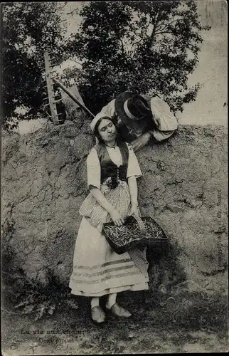 Ak La vie aux champs, Liebespaar, Französische Tracht, Bauern