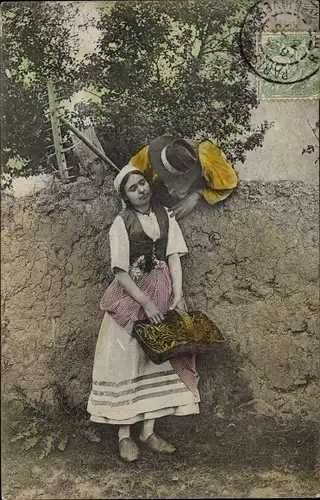 Ak La vie aux champs, Liebespaar, Französische Tracht, Bauern