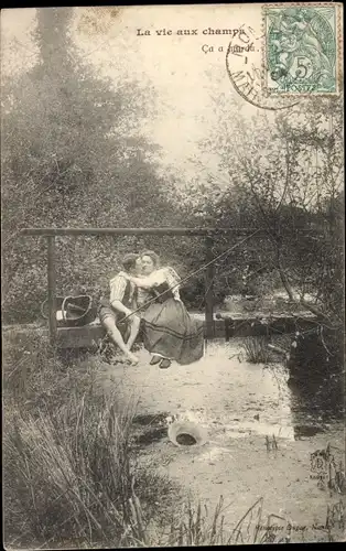 Ak La vie aux champs, Liebespaar auf einer Brücke, Angler