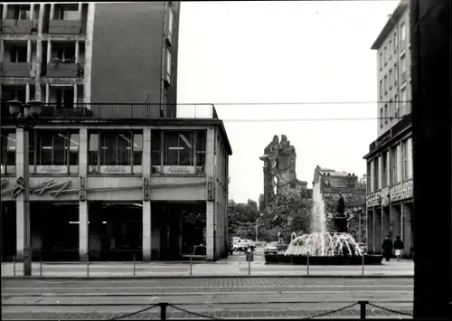 Foto Ak Dresden, Blick von Thälmannstraße auf Frauenkirche, Kunstakademie, Lutherdenkmal, Fontäne