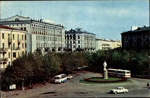 Ak Nowokusnezk Russland, Suworowa Platz mit Statue, Gebäude, Busse, Autos
