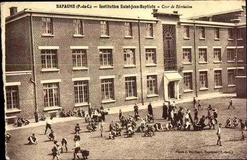 Ak Bapaume Pas de Calais, Institution Saint-Jean-Baptiste, Cour de Recreation