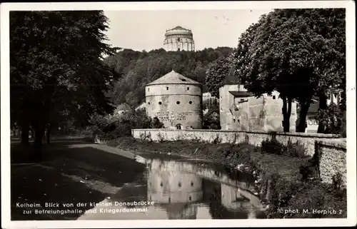 Ak Kelheim an der Donau Niederbayern, Befreiungshalle von der kleinen Donaubrücke, Kriegerdenkmal