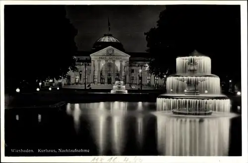 Ak Wiesbaden in Hessen, Kurhaus, Bei Nacht, Beleuchtung, Brunnen