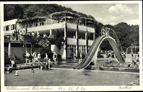 Ak Wiesbaden in Hessen, Opelbad, Freibad, Badegäste, Rutsche
