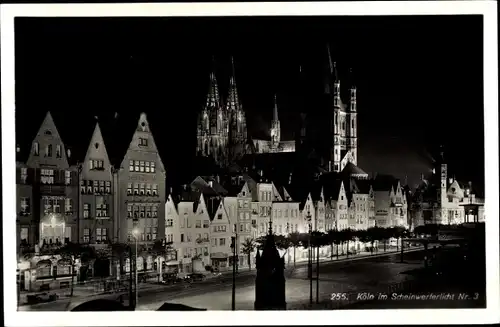 Ak Köln am Rhein, Im Scheinwerferlicht, Straßenpartie, Dom