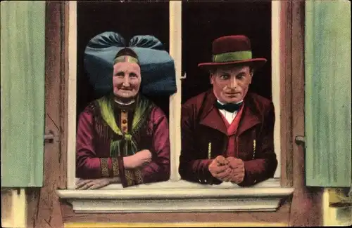 Ak A la fenetre, Paar in Elsässer Trachten am Fenster