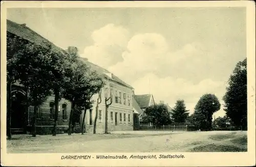 Ak Osjorsk Darkehmen Ostpreußen, Wilhelmstraße, Amtsgericht, Stadtschule