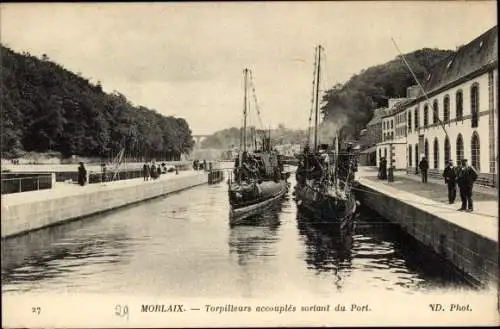 Ak Morlaix Finistère, Torpilleurs accouples sortant du Port