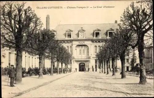 Ak Villers Cotterêts Aisne, Chateau Francois I, La Cour d'honneur