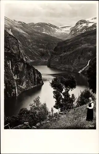 Ak Norwegen, Blick in eine Fjordlandschaft, Mädchen