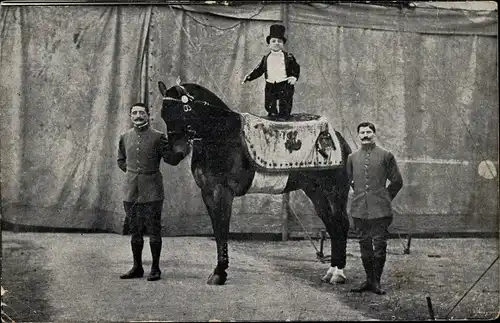 Ak Frankreich, Liliputaner auf einem Pferd stehend, Zirkus