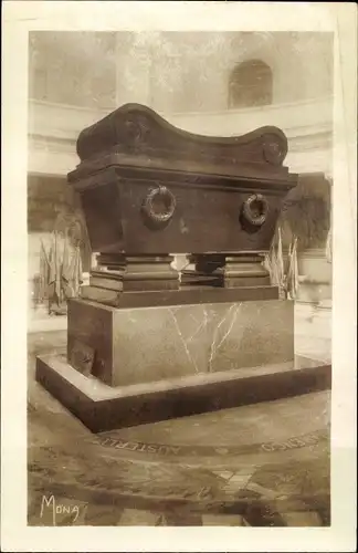 Ak Paris VII, Le Tombeau de Napoleon, sous le Dome des Invalides